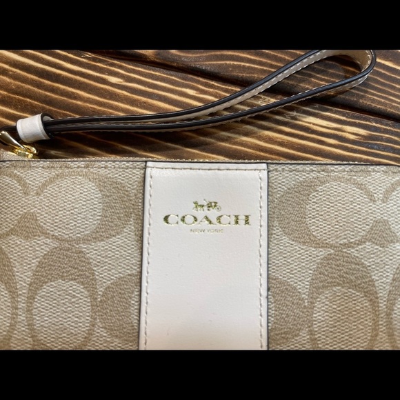 𝅺Coach Corner Zip Wristlet - Picture 2 of 4